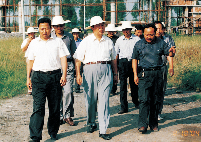 省政协主席王生铁在市委书记刘雪荣的陪同下视察聚丙烯工程建设